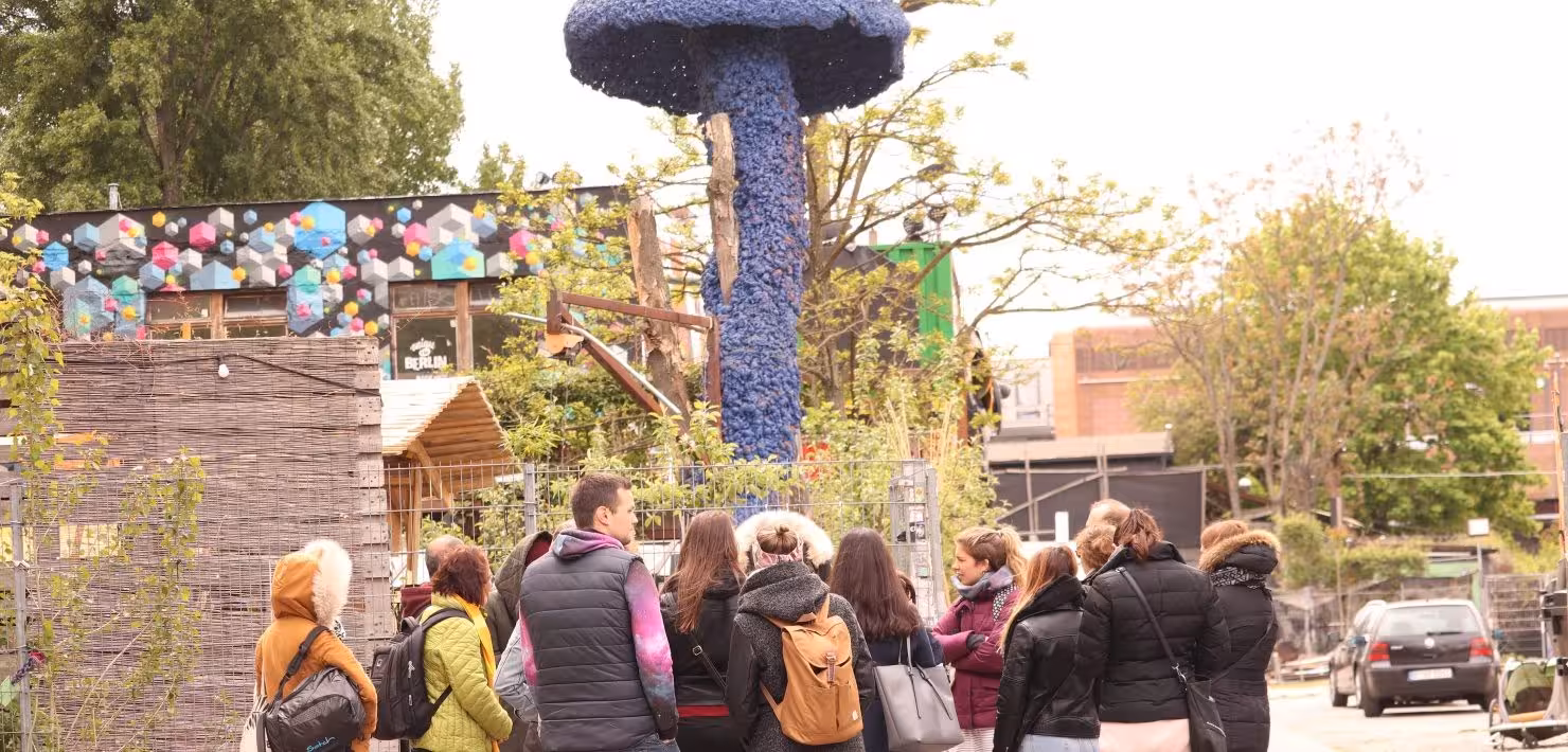 Eine Gruppe bei einer Street-Art-Tour in Berlin