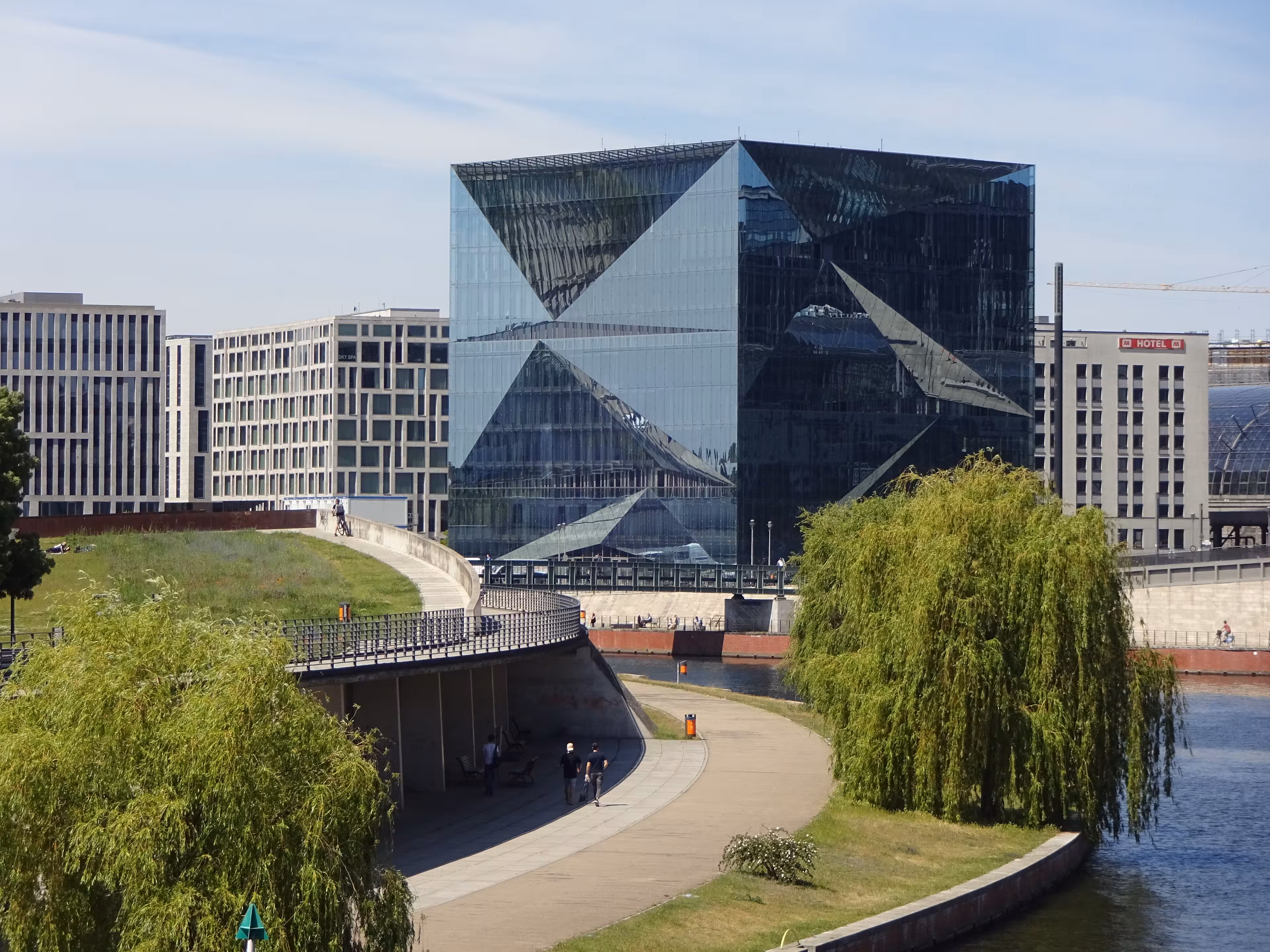 Ansicht der spiegelnden Fassade des Cube Berlin