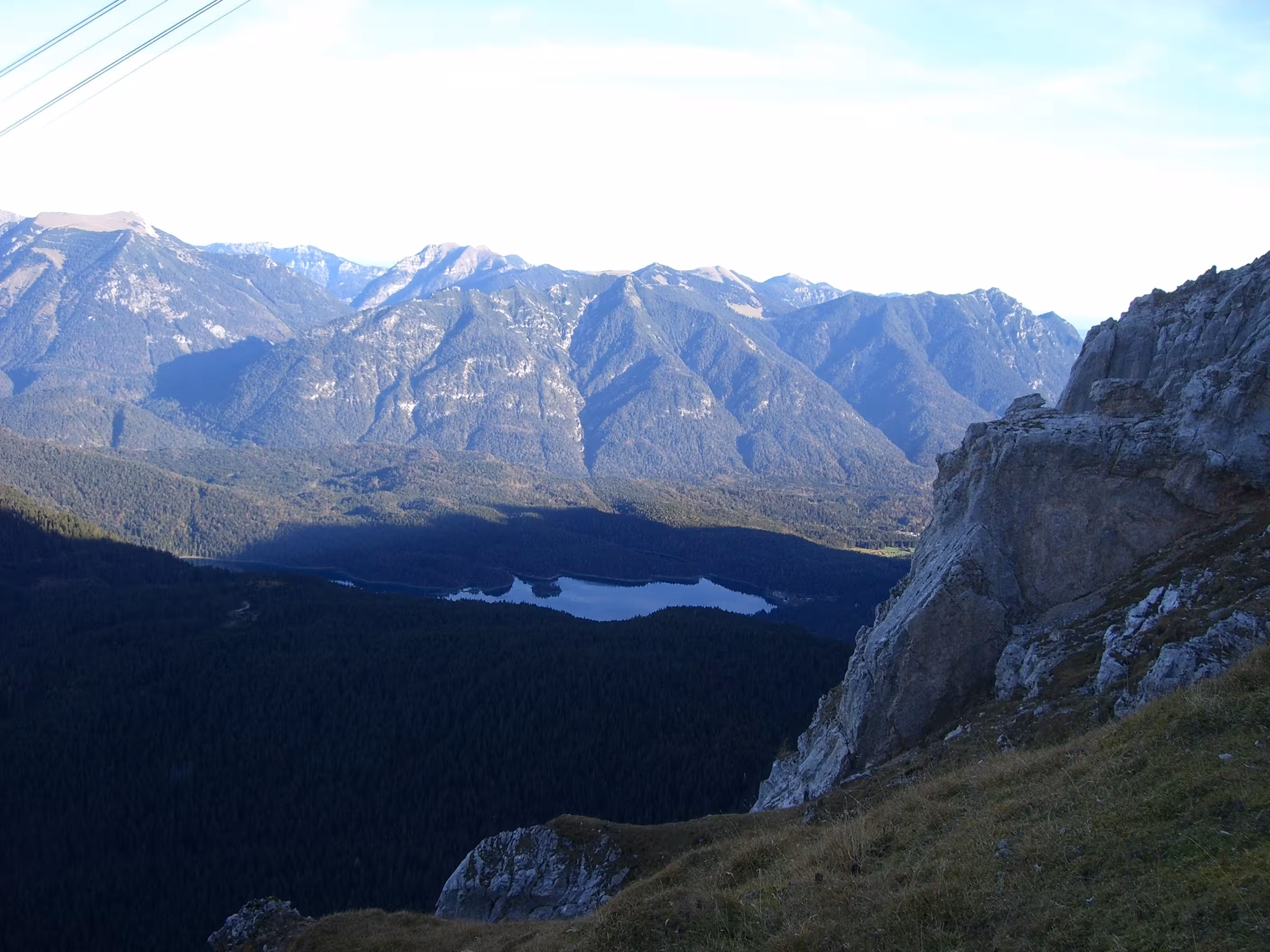 Ausblick von der Zugspitze in ein Tal
