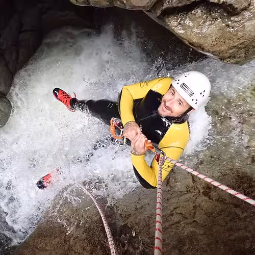 Ein Mann seilt sich beim Canyoning in der Starzlachklamm ab
