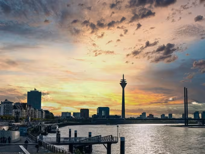Silhouette von Düsseldorf bei Sonnenuntergang