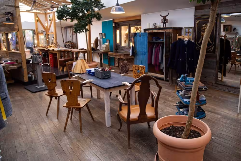 Der Showroom von Mamma Bavaria mit einem Arbeitstisch und Stühlen