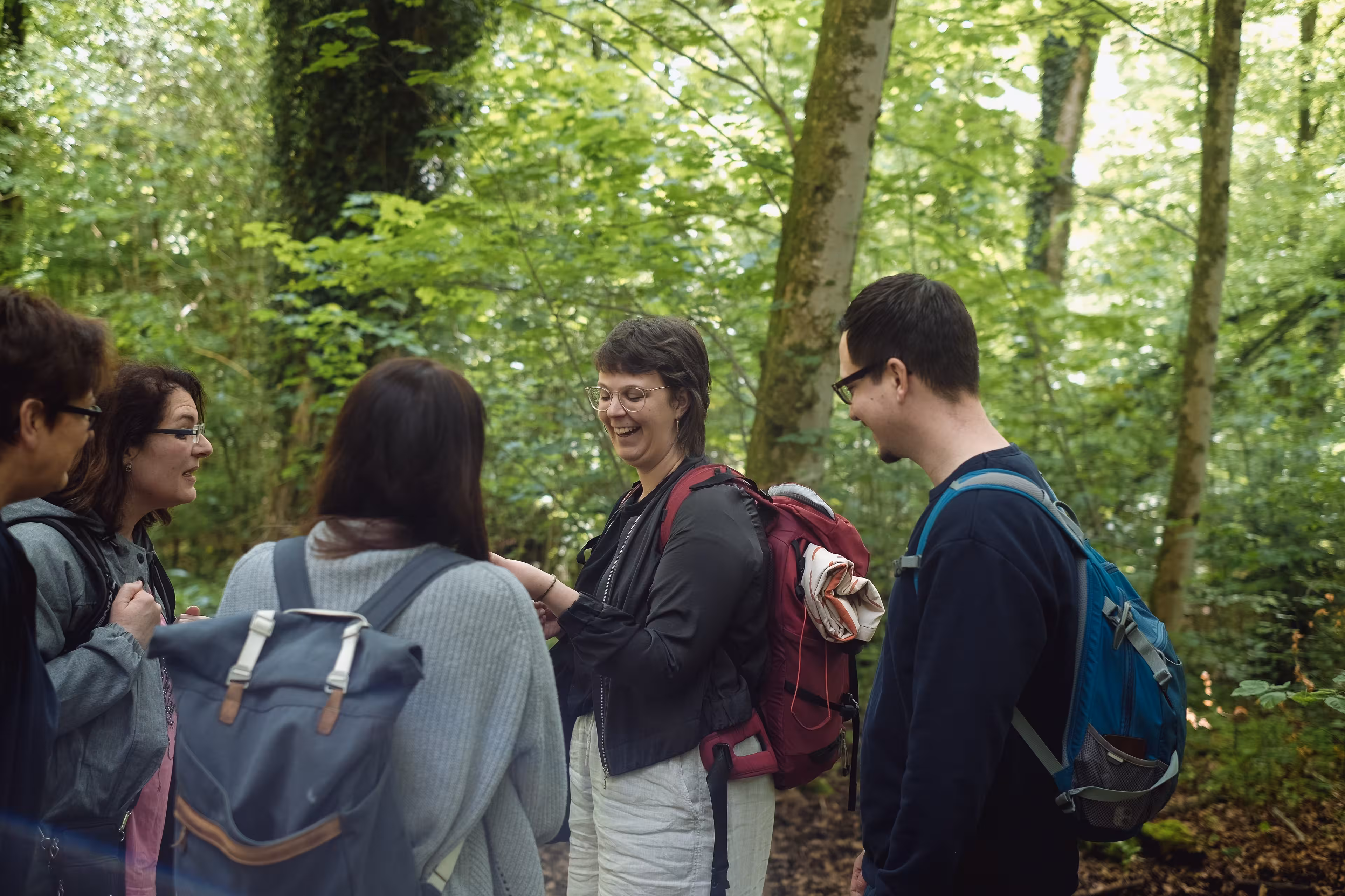 Coach Daniela Wagner mit einer Gruppe beim Waldbaden