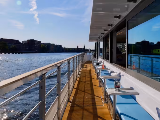 Berliner Highlight Tour mit Solarschiff | Abfahrt Märkisches Ufer 