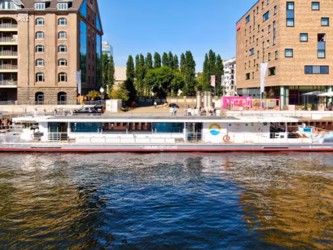 Berlin Ostwärts Tour mit Solarschiff – Spreefahrt durch Natur & Geschichte ab Oberbaumbrücke