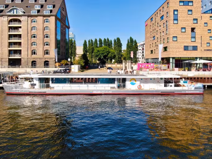 Berliner Highlight Tour mit Solarschiff | Abfahrt Märkisches Ufer 