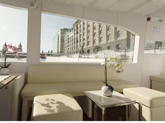 Schiffsrundfahrt | Exclusive Berliner Highlight Tour auf dem Solar-Katamaran | Sightseeing auf der Spree | Abfahrt Märkisches Ufer