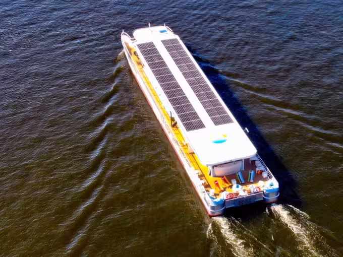 Berliner Highlight Tour mit Solarschiff | Abfahrt Märkisches Ufer 