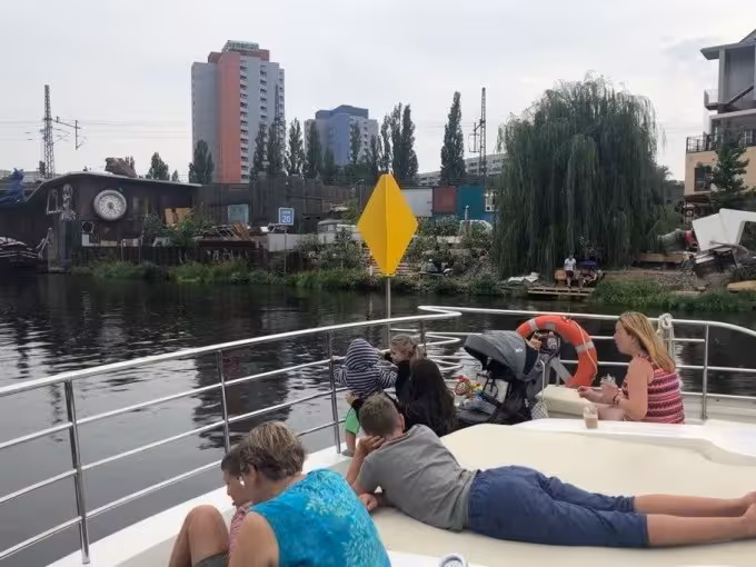 Schiffsrundfahrt | Exclusive Berliner Highlight Tour auf dem Solar-Katamaran | Sightseeing auf der Spree | Abfahrt Märkisches Ufer