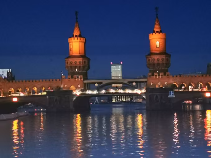 Exklusive abendliche Spreefahrt Berlin - Tagesausklang auf dem Solar-Katamaran 