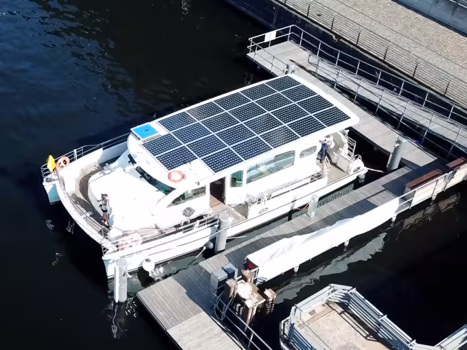 Schiffsrundfahrt | Exclusive Berliner Highlight Tour auf dem Solar-Katamaran | Sightseeing auf der Spree | Abfahrt Märkisches Ufer
