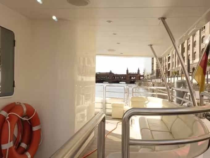 Schiffsrundfahrt | Exclusive Berliner Highlight Tour auf dem Solar-Katamaran | Sightseeing auf der Spree | Abfahrt Märkisches Ufer