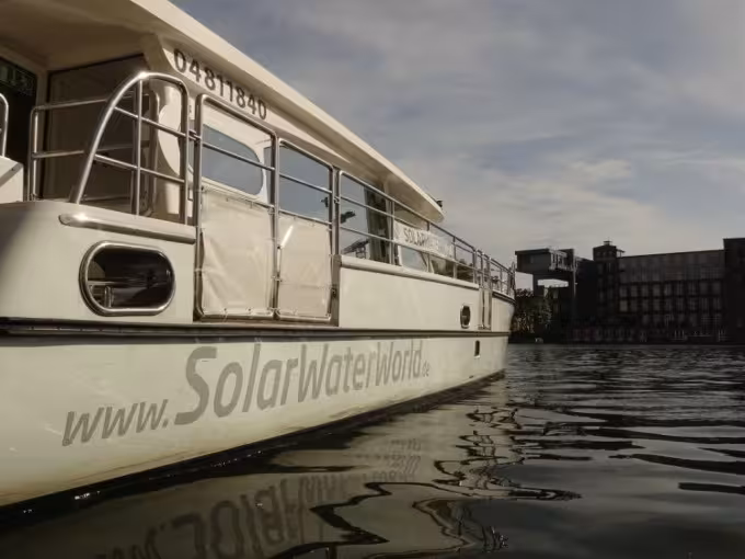 Schiffsrundfahrt | Exclusive Berliner Highlight Tour auf dem Solar-Katamaran | Sightseeing auf der Spree | Abfahrt Märkisches Ufer
