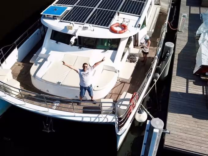 Schiffsrundfahrt | Exclusive Berliner Highlight Tour auf dem Solar-Katamaran | Sightseeing auf der Spree | Abfahrt Märkisches Ufer