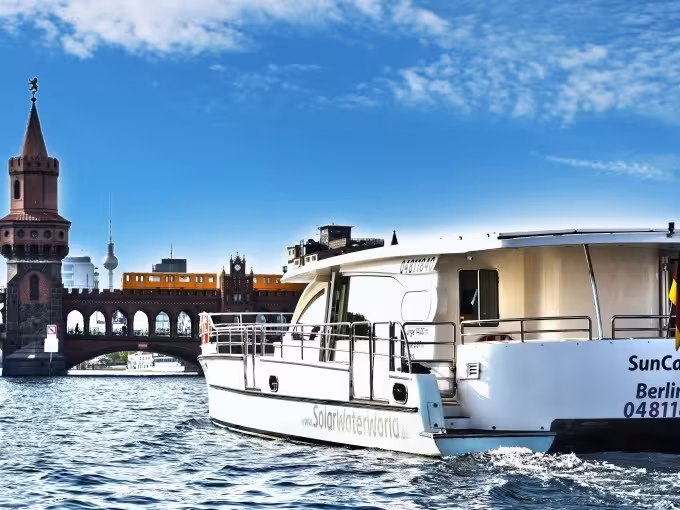 Schiffsrundfahrt | Exclusive Berliner Highlight Tour auf dem Solar-Katamaran | Sightseeing auf der Spree | Abfahrt Märkisches Ufer