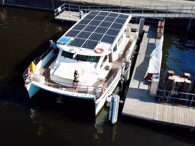 Schiffsrundfahrt | Exclusive Berliner Highlight Tour auf dem Solar-Katamaran | Sightseeing auf der Spree | Abfahrt Märkisches Ufer