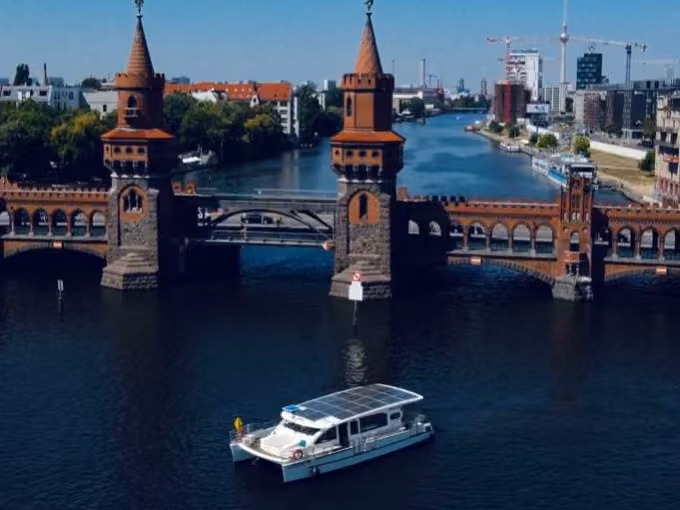 Exklusive abendliche Spreefahrt Berlin - Tagesausklang auf dem Solar-Katamaran 