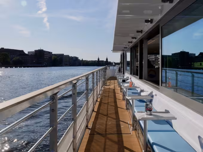 Berlin Ostwärts Tour mit Solarschiff – Spreefahrt durch Natur & Geschichte ab Oberbaumbrücke