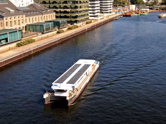 Berlin Ostwärts Tour mit Solarschiff – Spreefahrt durch Natur & Geschichte ab Oberbaumbrücke