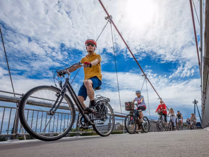 BETRIEBSAUSFLUG: RADTOUR DURCH FRANKFURT ZU APFELWEIN, ALTSTADT UND AKTIEN
