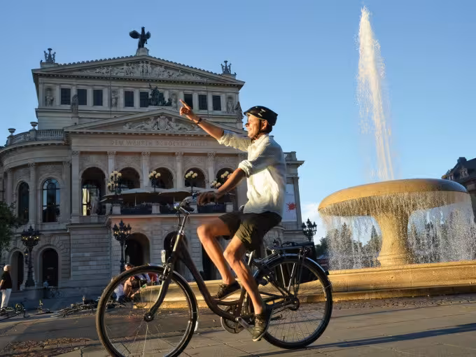 BETRIEBSAUSFLUG: RADTOUR DURCH FRANKFURT ZU APFELWEIN, ALTSTADT UND AKTIEN