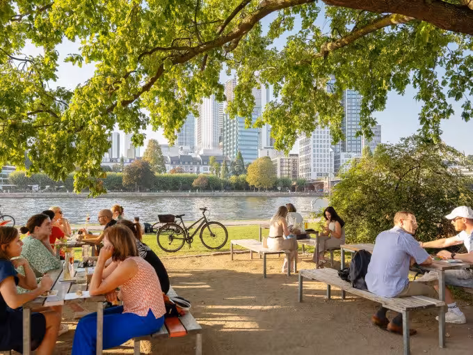 STADTFÜHRUNG PER FAHRRAD : RADTOUR DURCH FRANKFURT ZU APFELWEIN, ALTSTADT UND AKTIEN