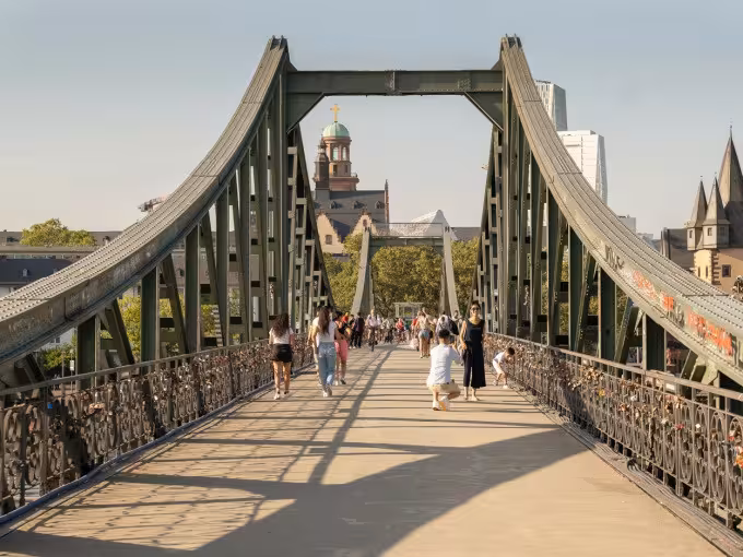 STADTFÜHRUNG PER FAHRRAD : RADTOUR DURCH FRANKFURT ZU APFELWEIN, ALTSTADT UND AKTIEN