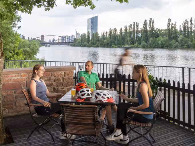 STADTFÜHRUNG PER FAHRRAD : RADTOUR DURCH FRANKFURT ZU APFELWEIN, ALTSTADT UND AKTIEN