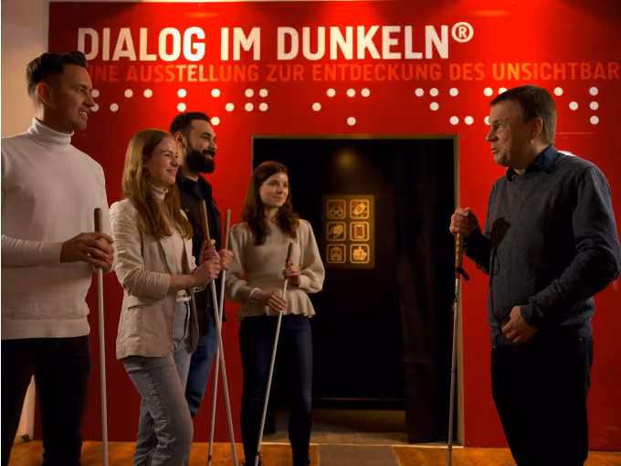 Dialog im Dunkeln (Tour auf Englisch) - 75 Minuten Special mit Hafenrundfahrt