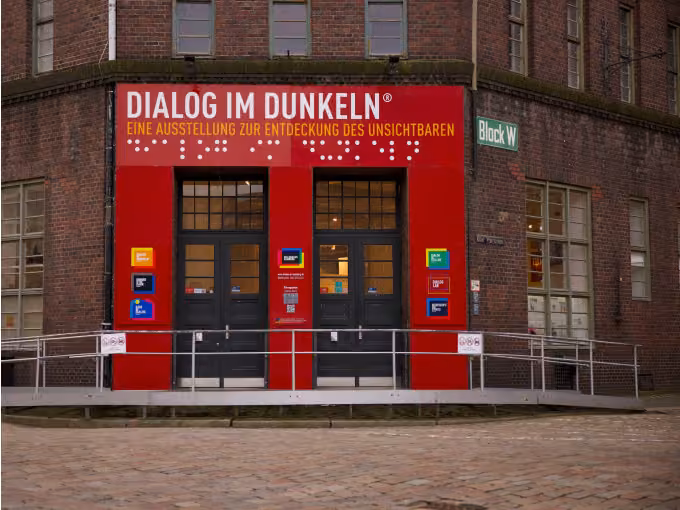 Dialog im Dunkeln (Tour auf Deutsch) - 75 Minuten Special mit Hafenrundfahrt