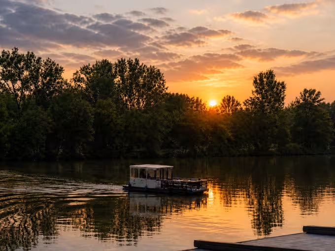 Afterwork- oder Sundowner Rundfahrten mit dem Floßboot