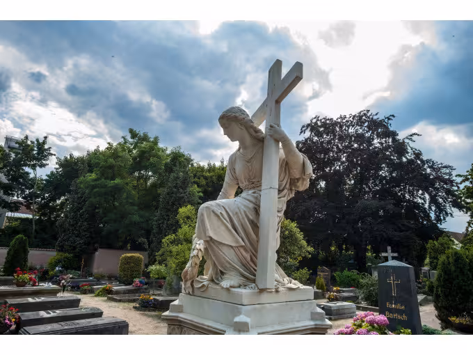 Der St. Johannisfriedhof und die Hesperidengärten