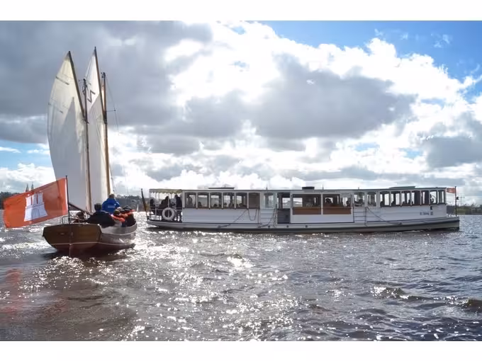 Traumhafter Sundowner-Törn mit Zweimast-Segelkutter auf der Hamburger Alster