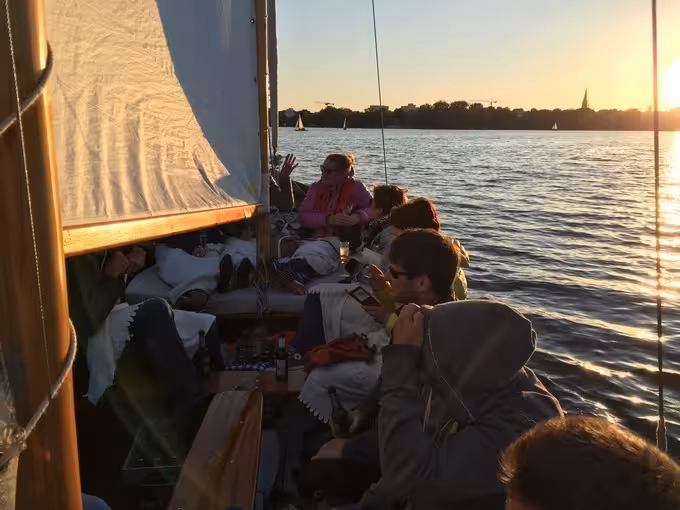 Traumhafter Sundowner-Törn mit Zweimast-Segelkutter auf der Hamburger Alster