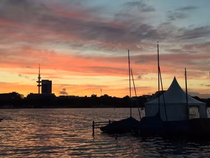 Traumhafter Sundowner-Törn mit Zweimast-Segelkutter auf der Hamburger Alster