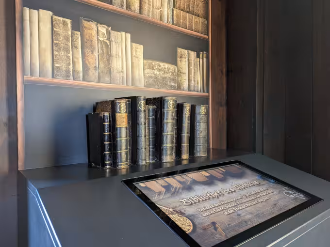 Saaltor mit Erlebnisausstellung