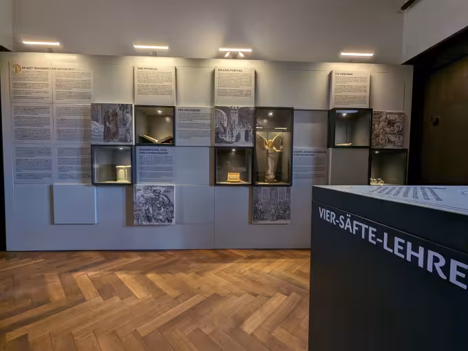 Saaltor mit Erlebnisausstellung