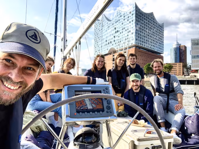 EXKLUSIV ab/an HAMBURG. ''Cruise in the City'' - Segelyacht-Event und individuelle Hafenrundfahrt!
