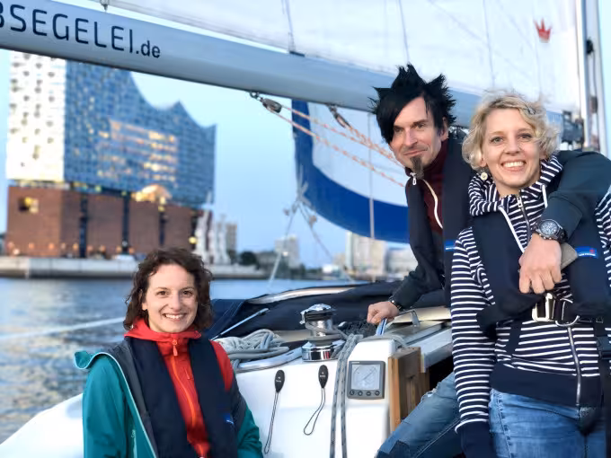 EXKLUSIV ab/an HAMBURG. ''Cruise in the City'' - Segelyacht-Event und individuelle Hafenrundfahrt!
