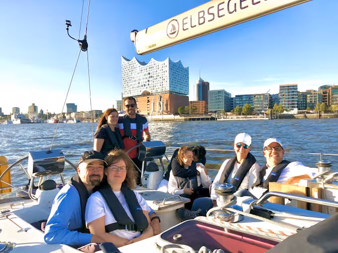 EXKLUSIV ab/an HAMBURG. ''Cruise in the City'' - Segelyacht-Event und individuelle Hafenrundfahrt!
