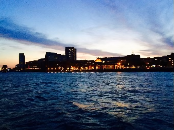 Lichterfahrt ''Die Elbe bei Nacht'' - Ab/an HAMBURG