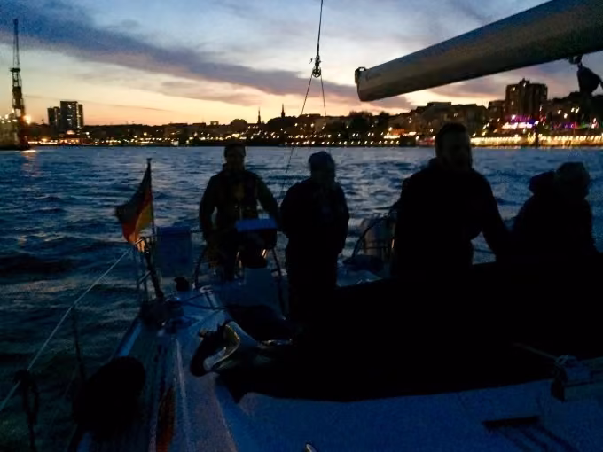 Lichterfahrt ''Die Elbe bei Nacht'' - Ab/an HAMBURG