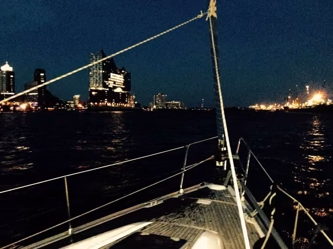 Lichterfahrt ''Die Elbe bei Nacht'' - Ab/an HAMBURG