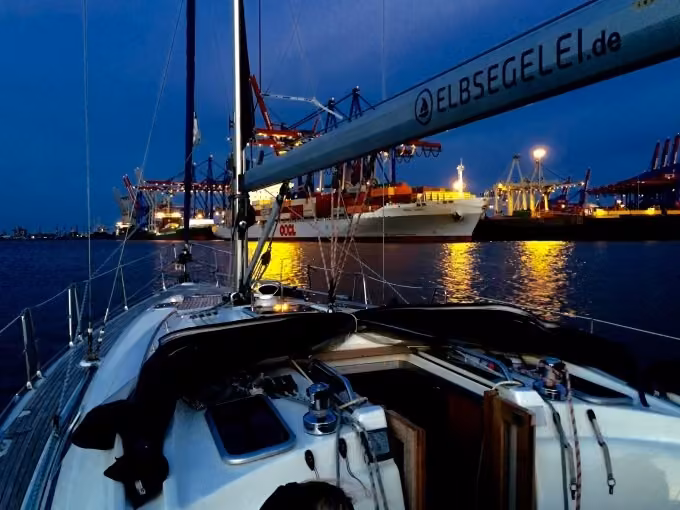 Lichterfahrt ''Die Elbe bei Nacht'' - Ab/an HAMBURG