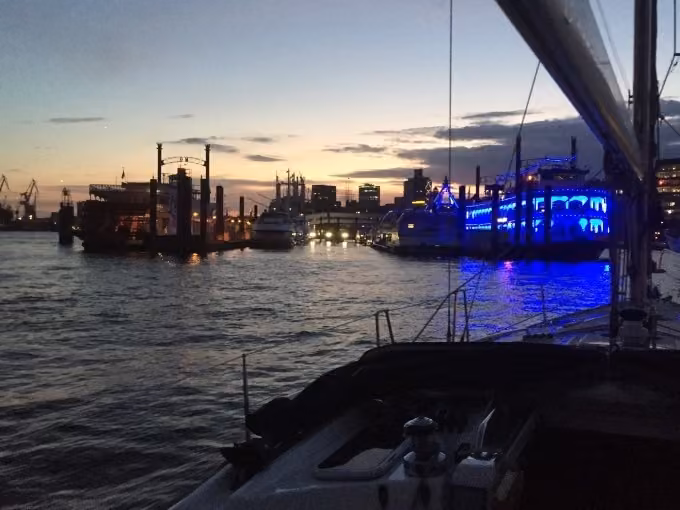 Lichterfahrt ''Die Elbe bei Nacht'' - Ab/an HAMBURG