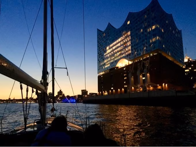 Lichterfahrt ''Die Elbe bei Nacht'' - Ab/an HAMBURG