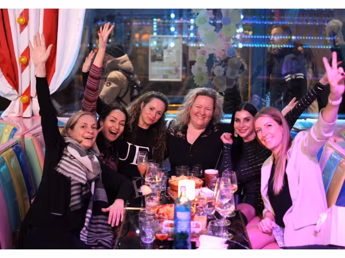 JGA Paket ''Cindy'' - Varieté-Show im Knutschfleck + 1 Shot (2cl) für Frauen