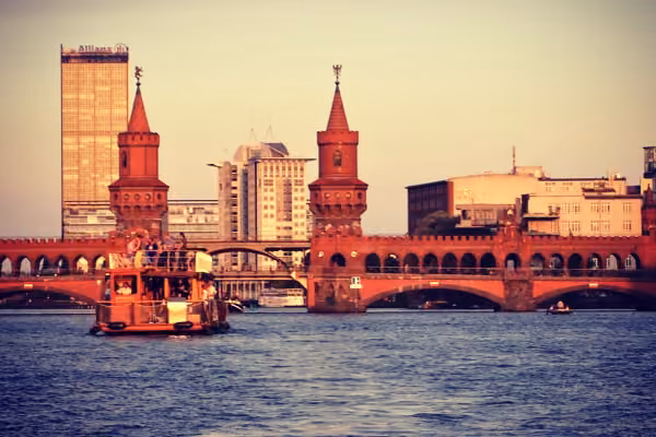 Die ebenfalls im 2ten Weltkrieg zerstörte, aber wiederaufgebaute Oberbaumbrücke
