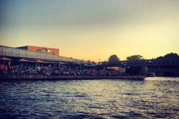 Strandbar und Gustav-Heinemann-Brücke