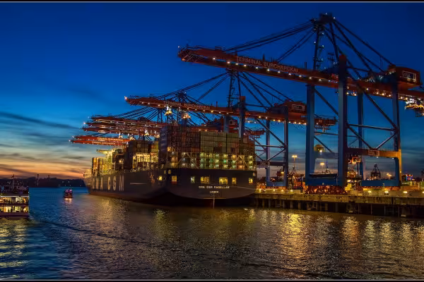 Beleuchteter Container Hafen